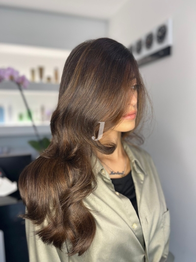 Foto di donna con capelli lunghi castano medio marrone