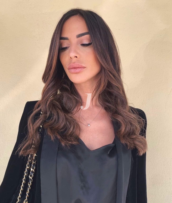 Foto di donna con capelli lunghi castano medio marrone