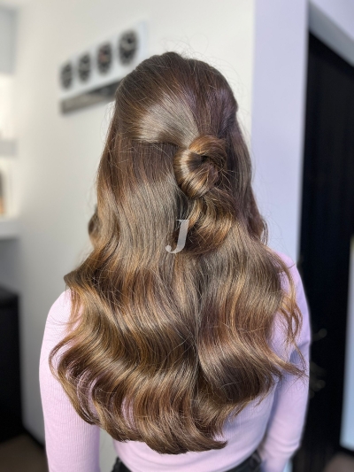 Foto di donna con capelli lunghi castano medio marrone