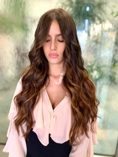 Foto di donna con capelli lunghi castano medio marrone