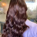 Foto di donna con capelli lunghi castano medio marrone