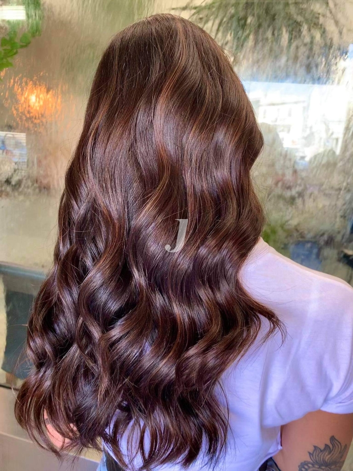 Foto di donna con capelli lunghi castano medio marrone