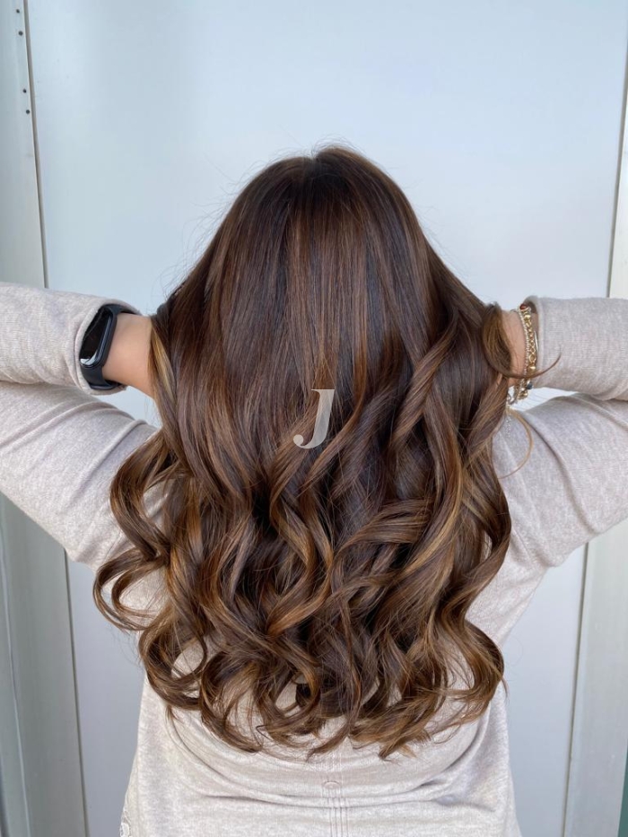 Foto di donna con capelli lunghi castano medio marrone