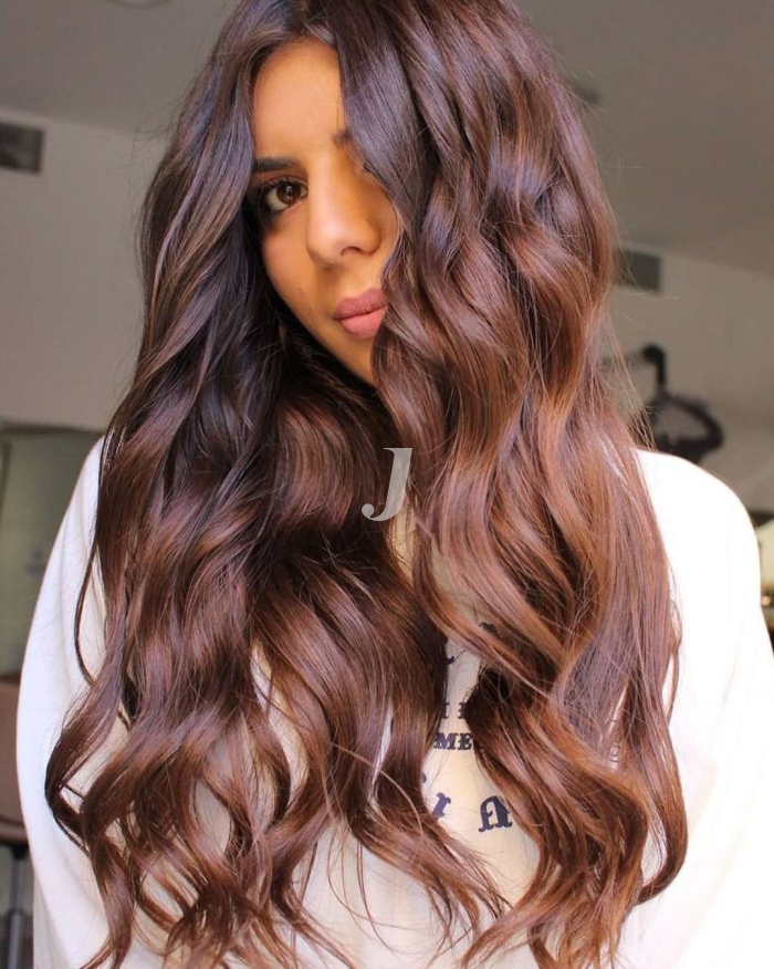 Foto di donna con capelli lunghi castano medio marrone