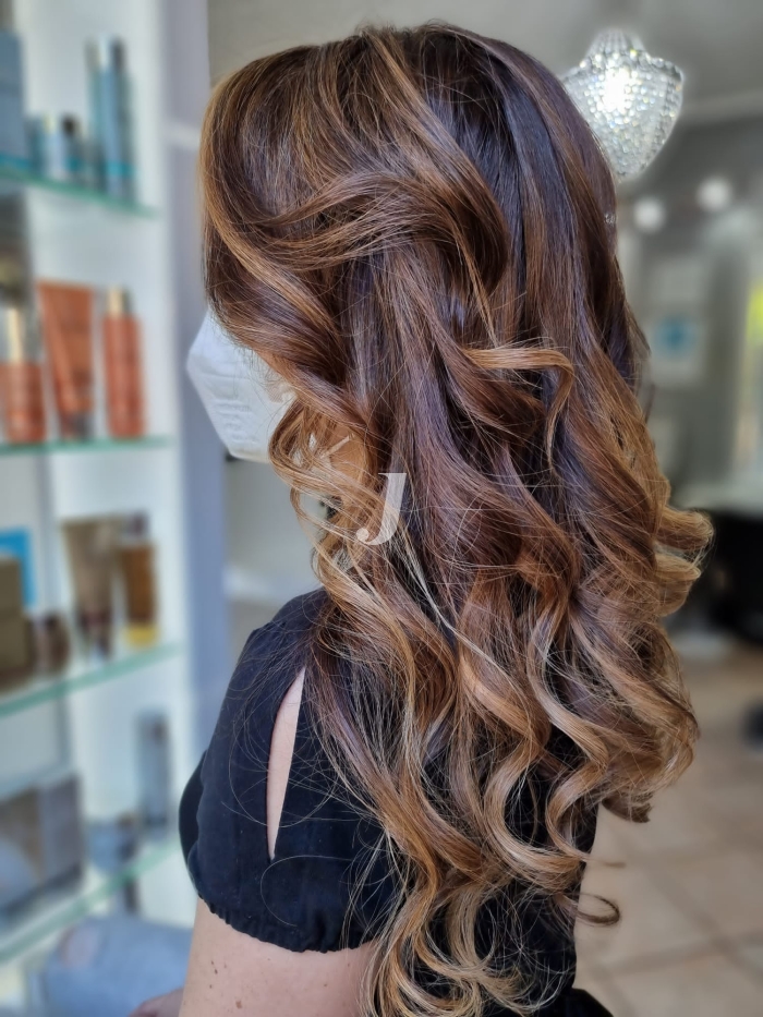 Foto di donna con capelli lunghi castano medio marrone