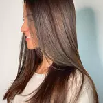 Foto di donna con capelli lunghi castano medio marrone