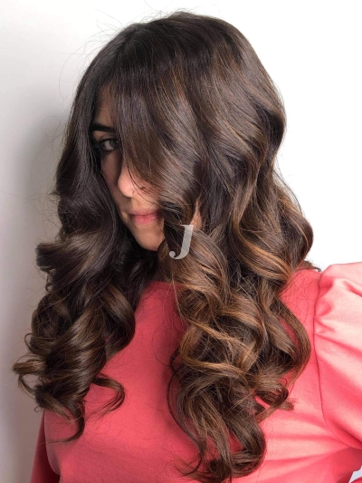 Foto di donna con capelli lunghi castano medio marrone