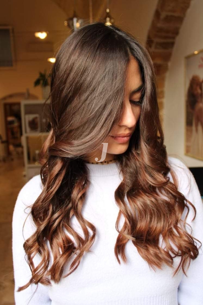 Foto di donna con capelli lunghi castano medio marrone