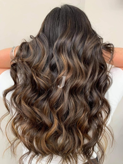 Foto di donna con capelli lunghi castano medio marrone