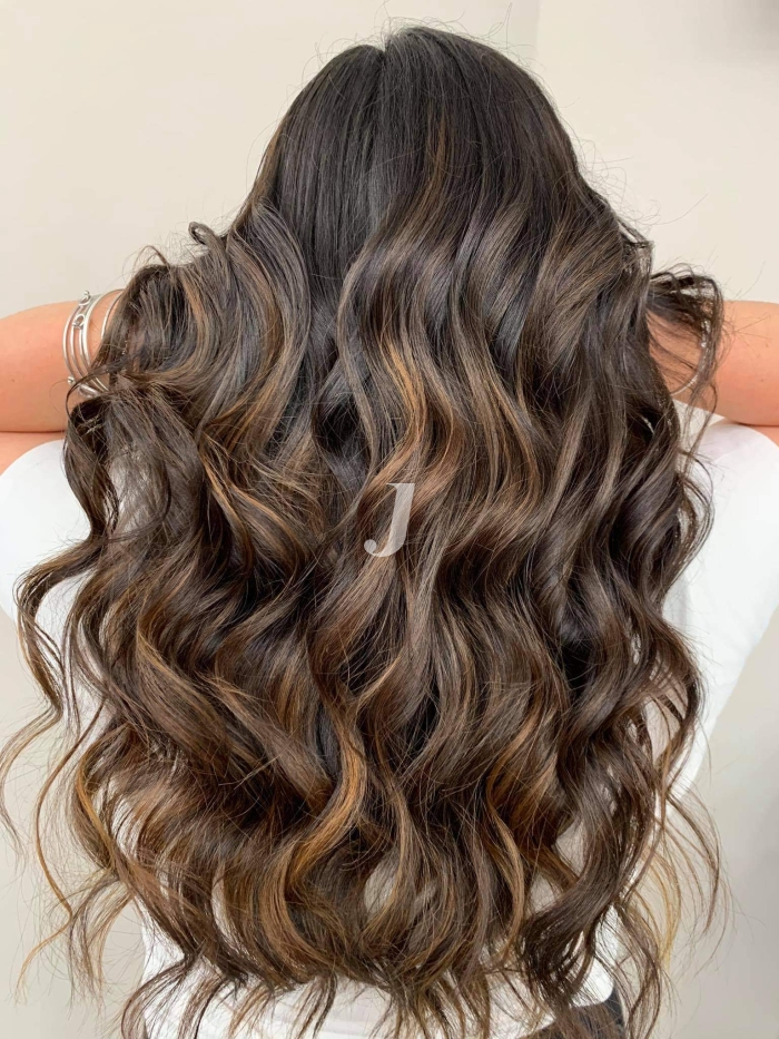 Foto di donna con capelli lunghi castano medio marrone