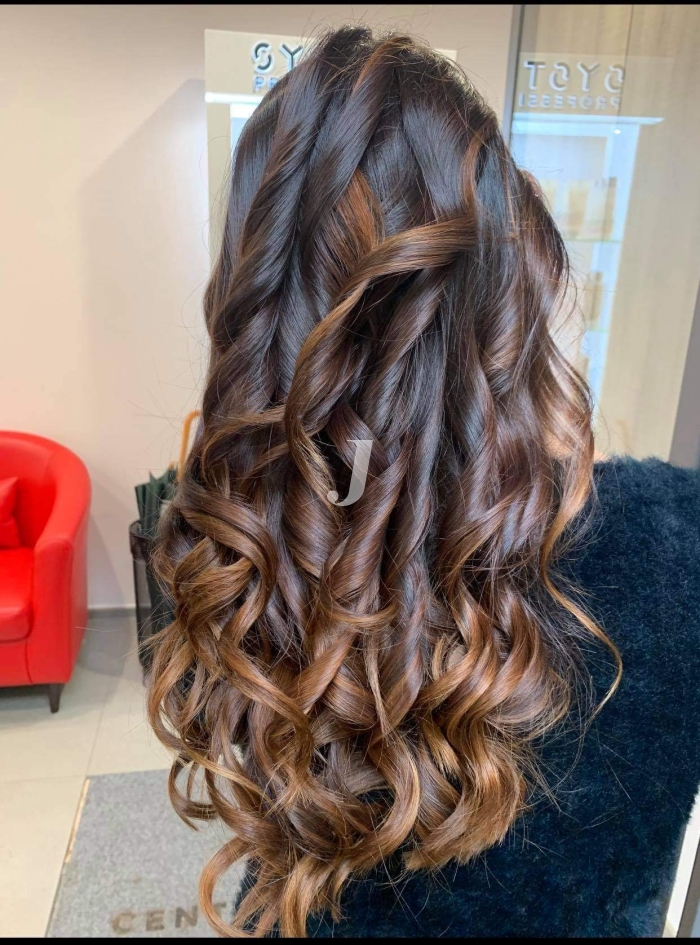 Foto di donna con capelli lunghi castano medio marrone