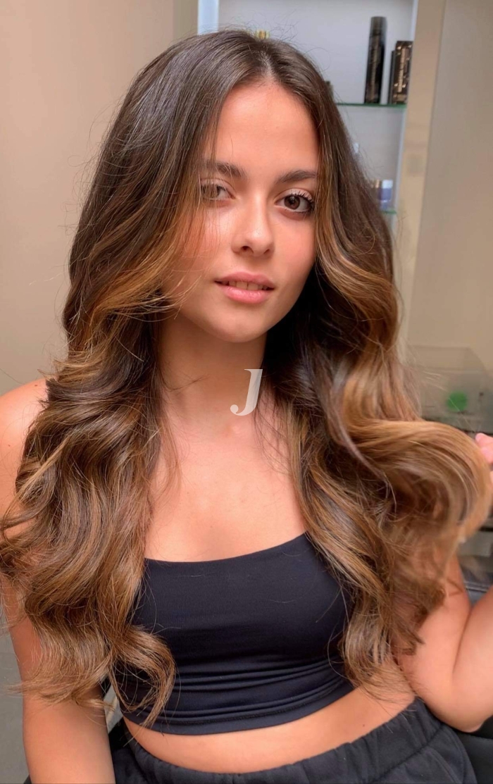 Foto di donna con capelli lunghi castano medio marrone