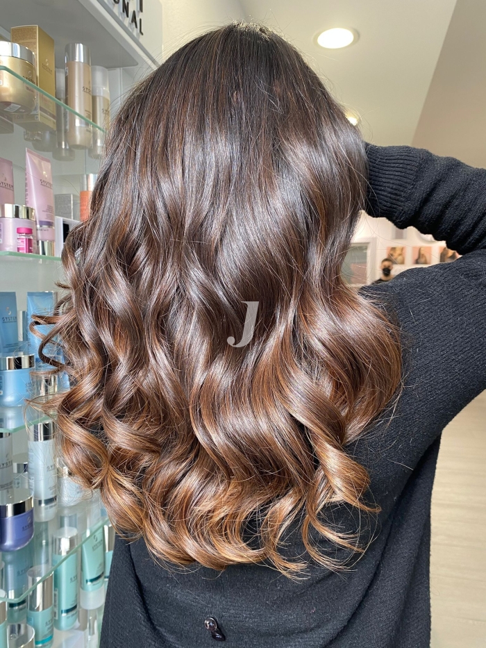 Foto di donna con capelli lunghi castano medio marrone