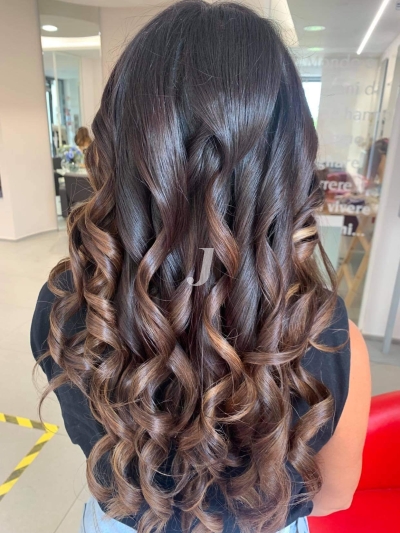 Foto di donna con capelli lunghi castano medio marrone