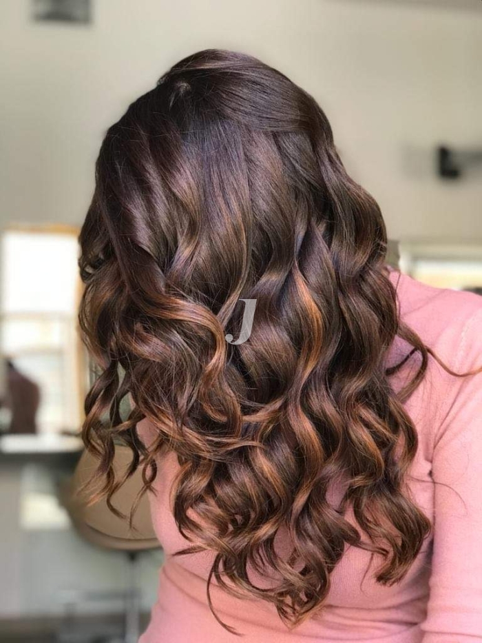 Foto di donna con capelli lunghi castano medio marrone