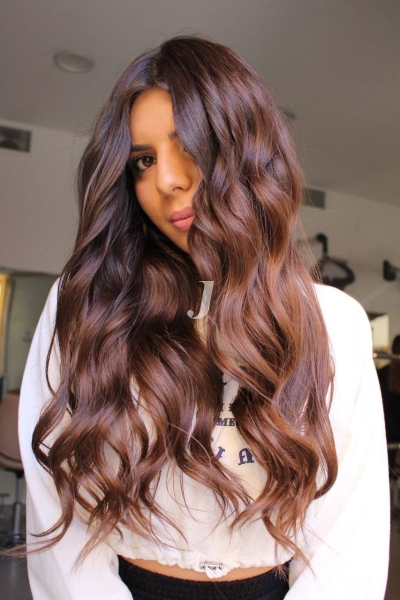 Foto di donna con capelli lunghi castano medio marrone