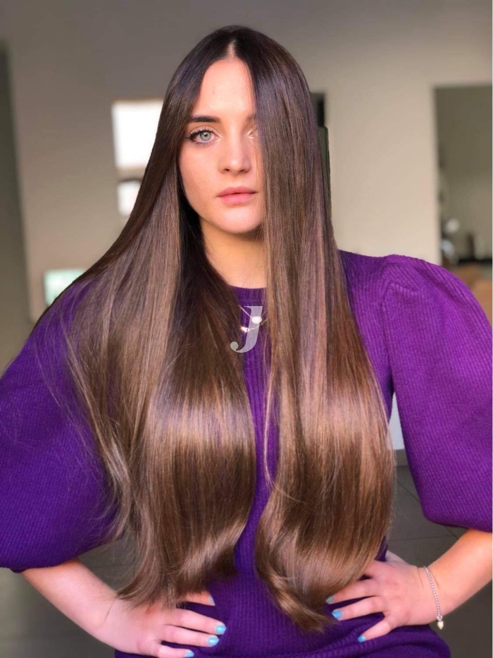 Foto di donna con capelli lunghi castano medio marrone