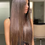 Foto di donna con capelli lunghi castano medio marrone