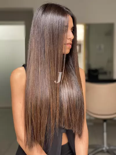Foto di donna con capelli lunghi castano medio marrone