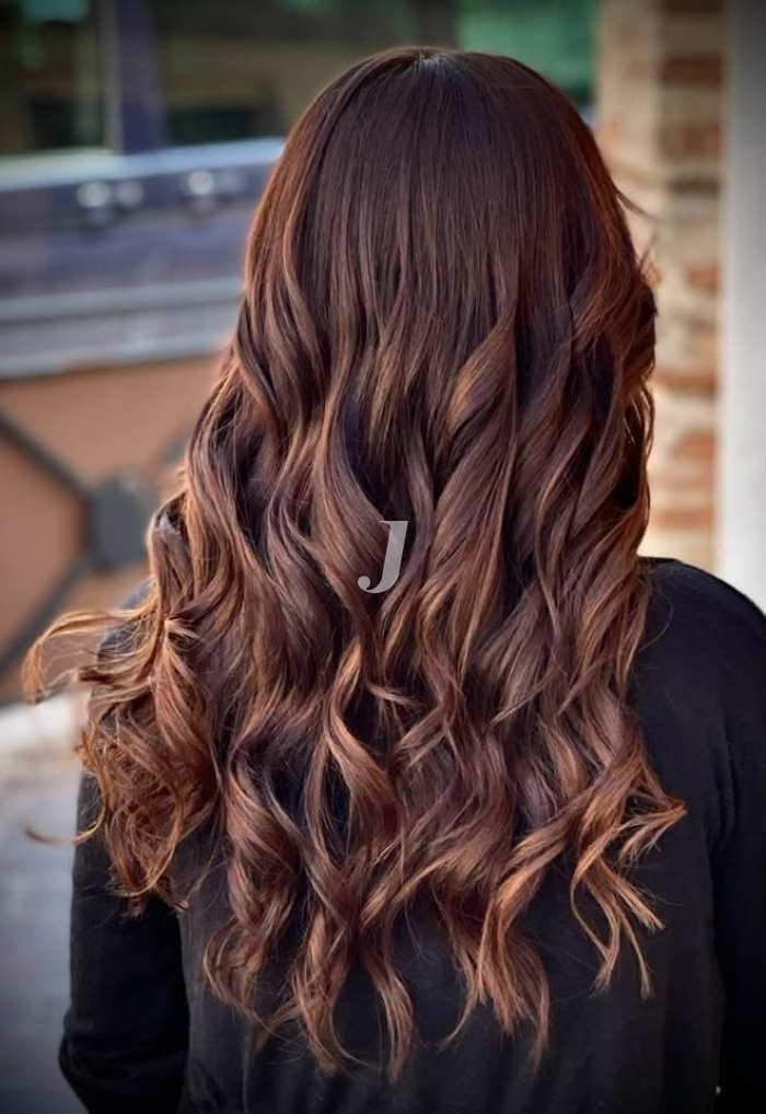 Foto di donna con capelli lunghi castano medio marrone