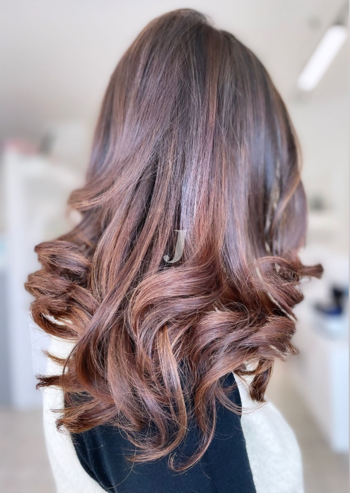 Foto di donna con capelli lunghi castano medio marrone