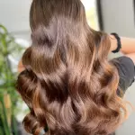Foto di donna con capelli lunghi castano medio marrone