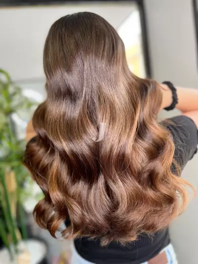 Foto di donna con capelli lunghi castano medio marrone