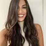 Foto di donna con capelli lunghi castano medio marrone