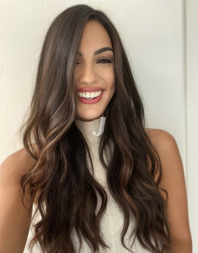 Foto di donna con capelli lunghi castano medio marrone