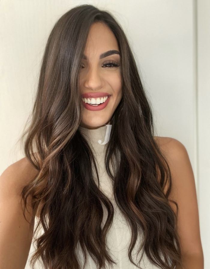 Foto di donna con capelli lunghi castano medio marrone