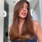 Foto di donna con capelli lunghi castano medio marrone