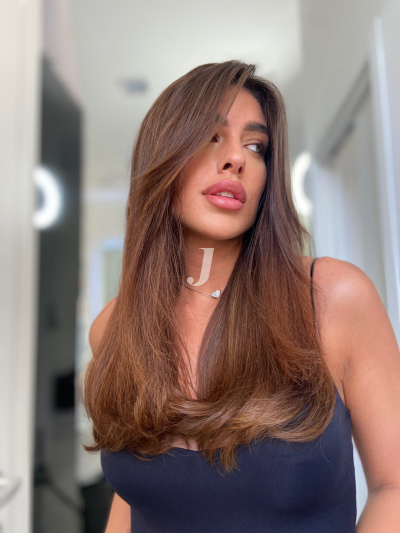 Foto di donna con capelli lunghi castano medio marrone