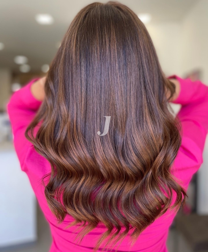 Foto di donna con capelli lunghi castano medio marrone