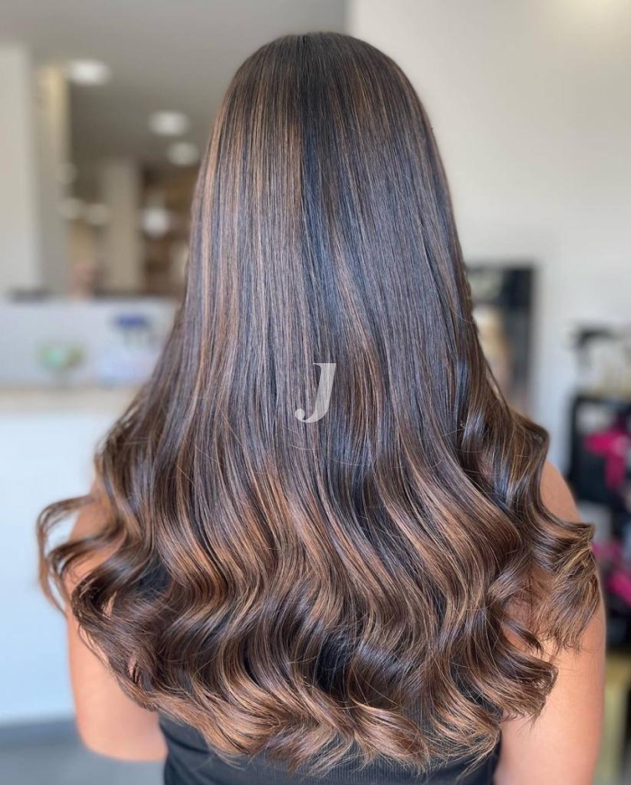 Foto di donna con capelli lunghi castano medio marrone