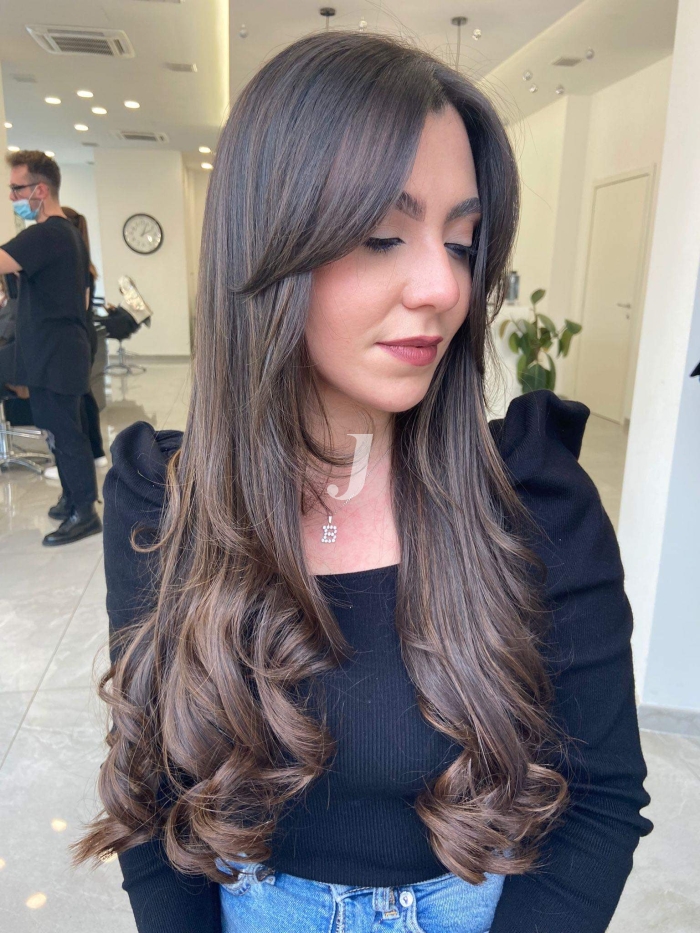 Foto di donna con capelli lunghi castano medio marrone