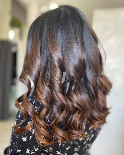 Foto di donna con capelli lunghi castano medio marrone