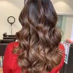 Foto di donna con capelli lunghi castano medio marrone