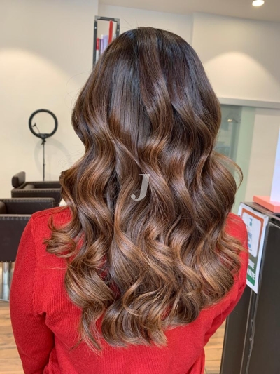 Foto di donna con capelli lunghi castano medio marrone