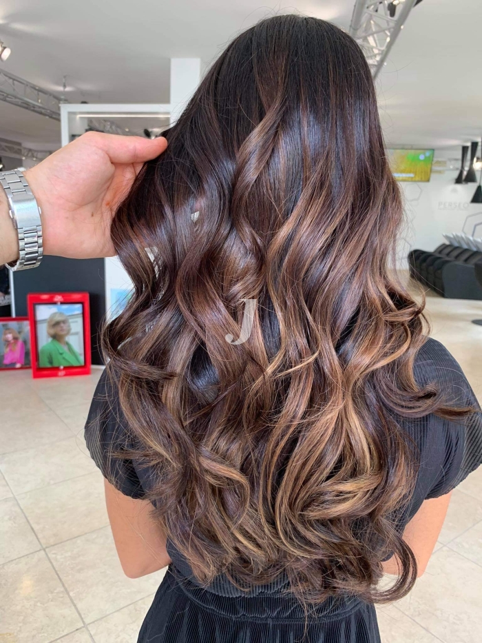 Foto di donna con capelli lunghi castano medio marrone