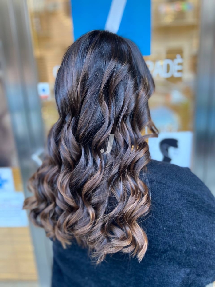 Foto di donna con capelli lunghi castano medio marrone
