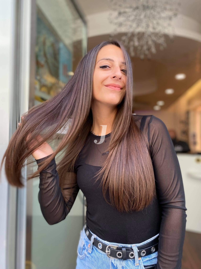Foto di donna con capelli lunghi castano medio marrone