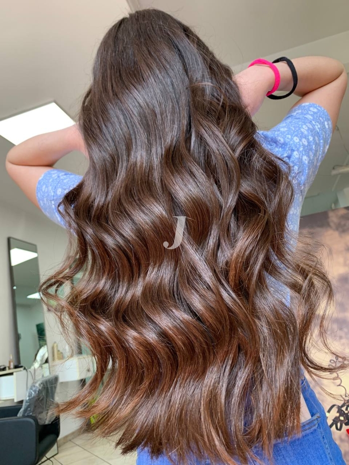 Foto di donna con capelli lunghi castano medio marrone