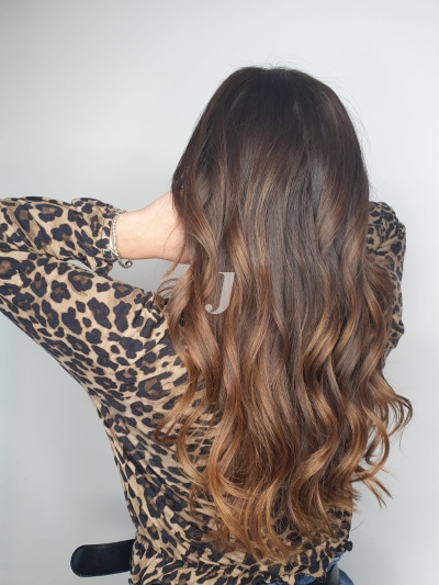 Foto di donna con capelli lunghi castano medio marrone