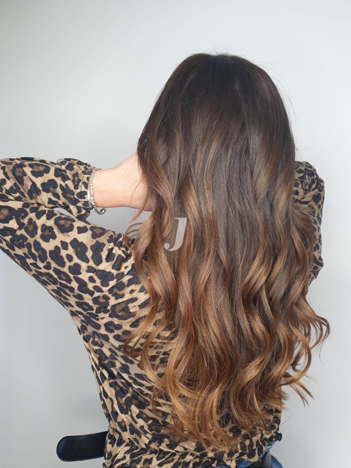 Foto di donna con capelli lunghi castano medio marrone