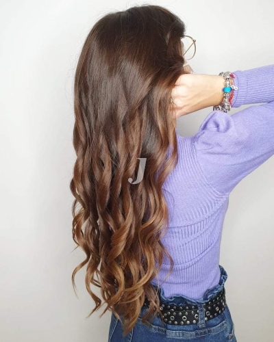 Foto di donna con capelli lunghi castano medio marrone