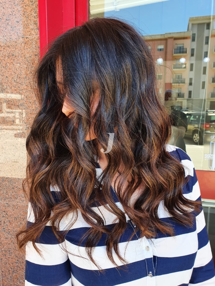 Foto di donna con capelli lunghi castano medio marrone