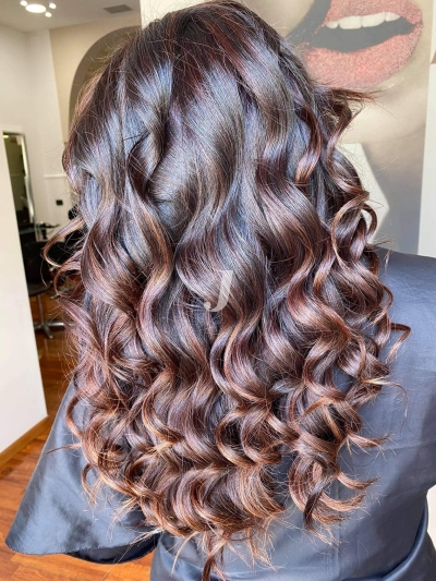 Foto di donna con capelli lunghi castano medio marrone