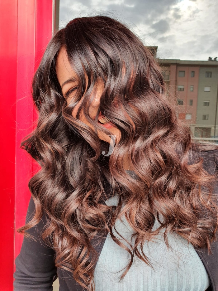 Foto di donna con capelli lunghi castano medio marrone