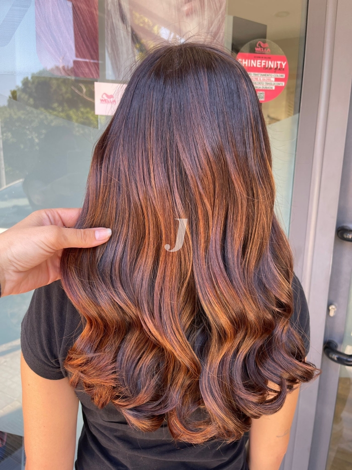 Foto di donna con capelli lunghi castano medio marrone