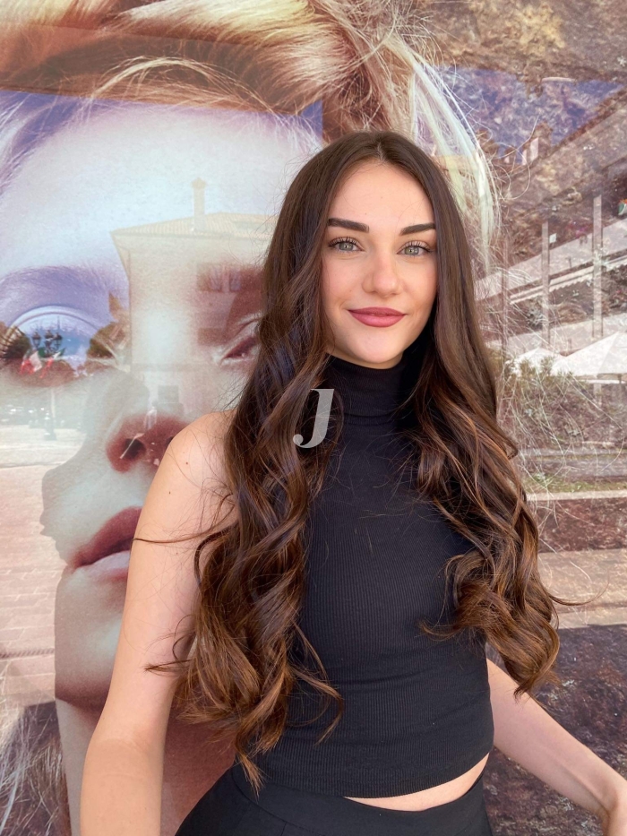 Foto di donna con capelli lunghi castano medio marrone